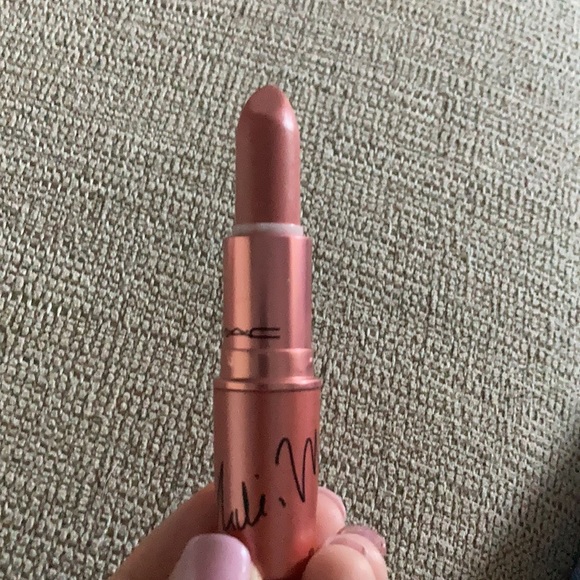 Nicki Minaj MAC NICKI’s NUDE - Picture 2 of 3